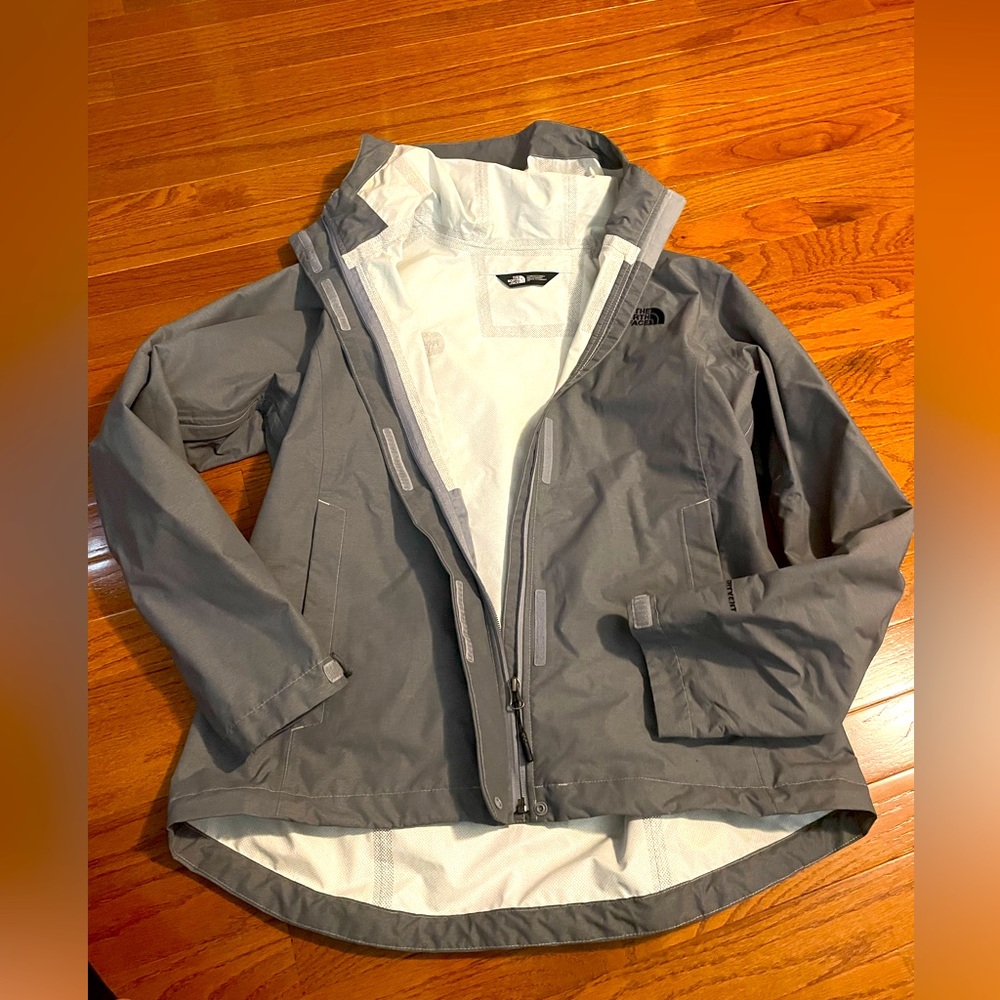 North face Women’s Dryvent rain jacket like new